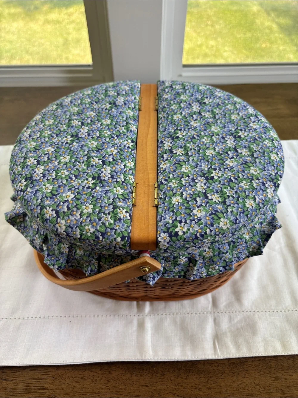 “Vintage Longaberger Style”Round Sewing Basket w/ Split Fabric Lid & Liner 11x9”